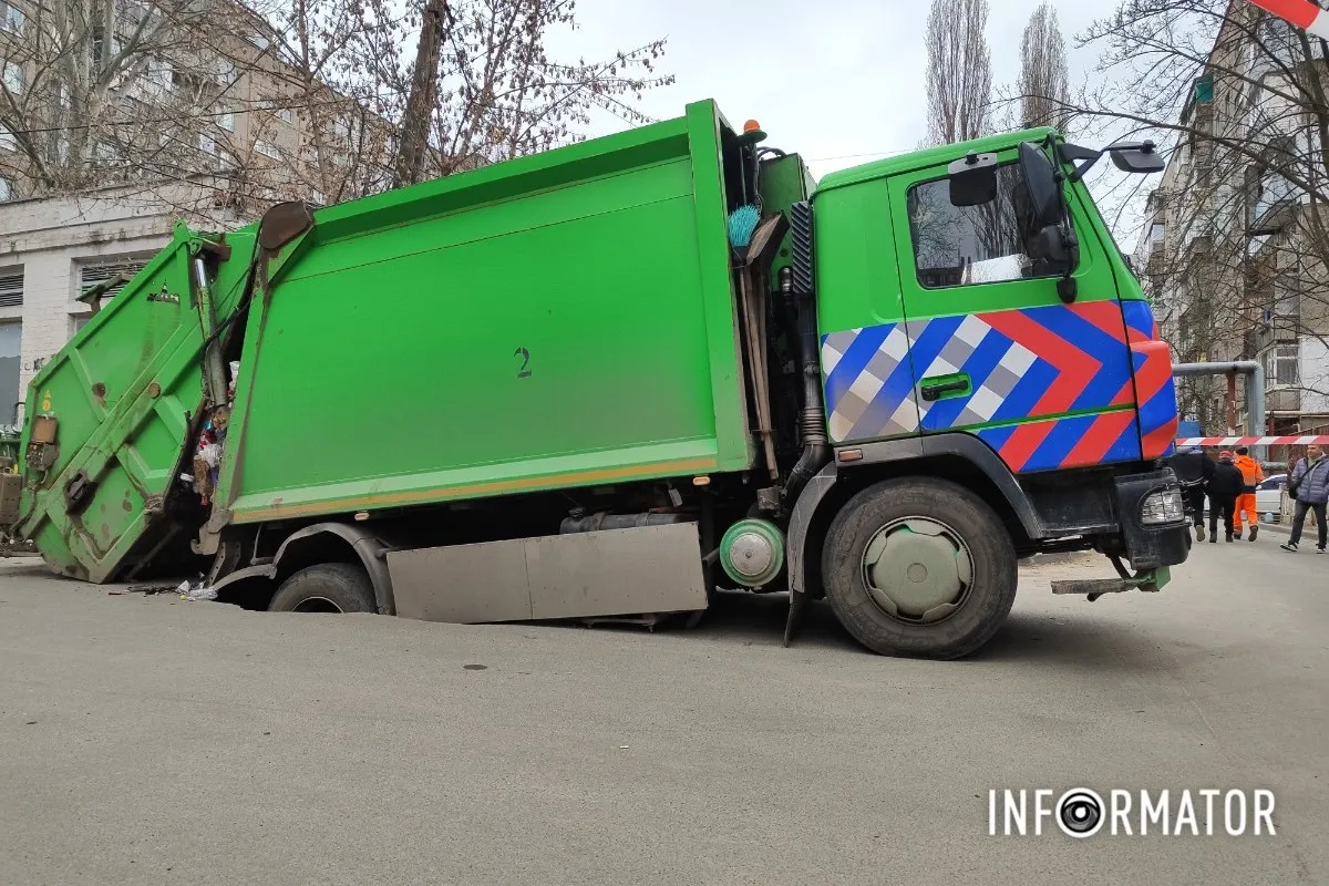 У Дніпрі на Набережній Перемоги сміттєвоз комунальників пішов під землю 11