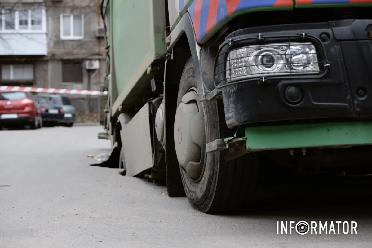 У Дніпрі на Набережній Перемоги сміттєвоз комунальників пішов під землю 10