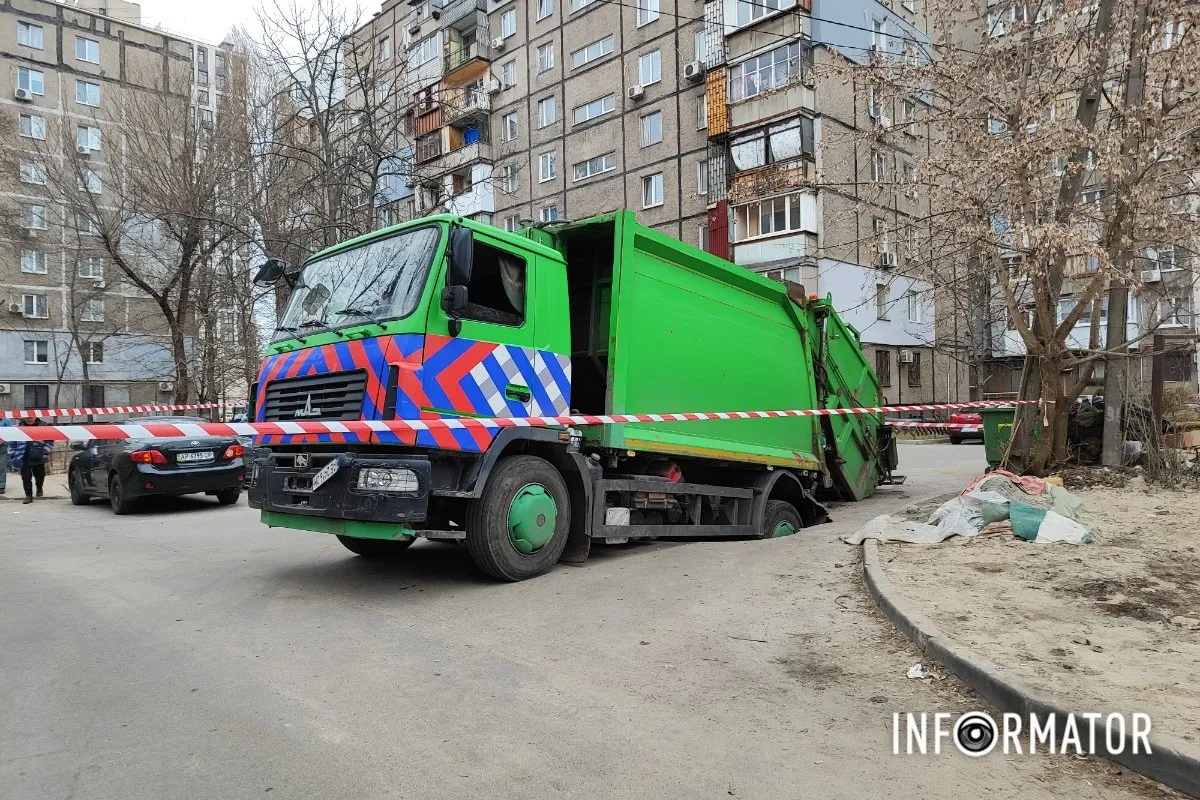 У Дніпрі на Набережній Перемоги сміттєвоз комунальників пішов під землю 9