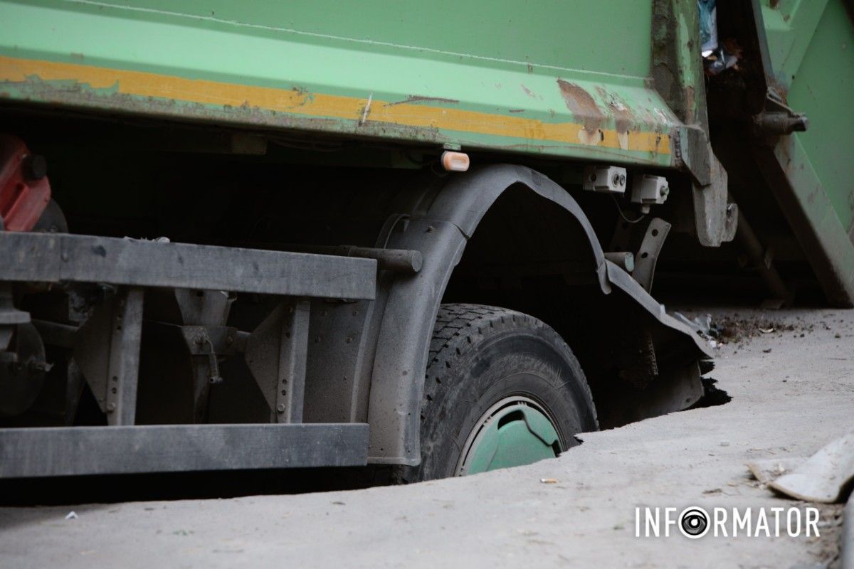 У Дніпрі на Набережній Перемоги сміттєвоз комунальників пішов під землю 15