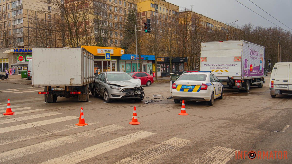 У Дніпрі на Панікахи Ford зіткнувся з двома вантажівками