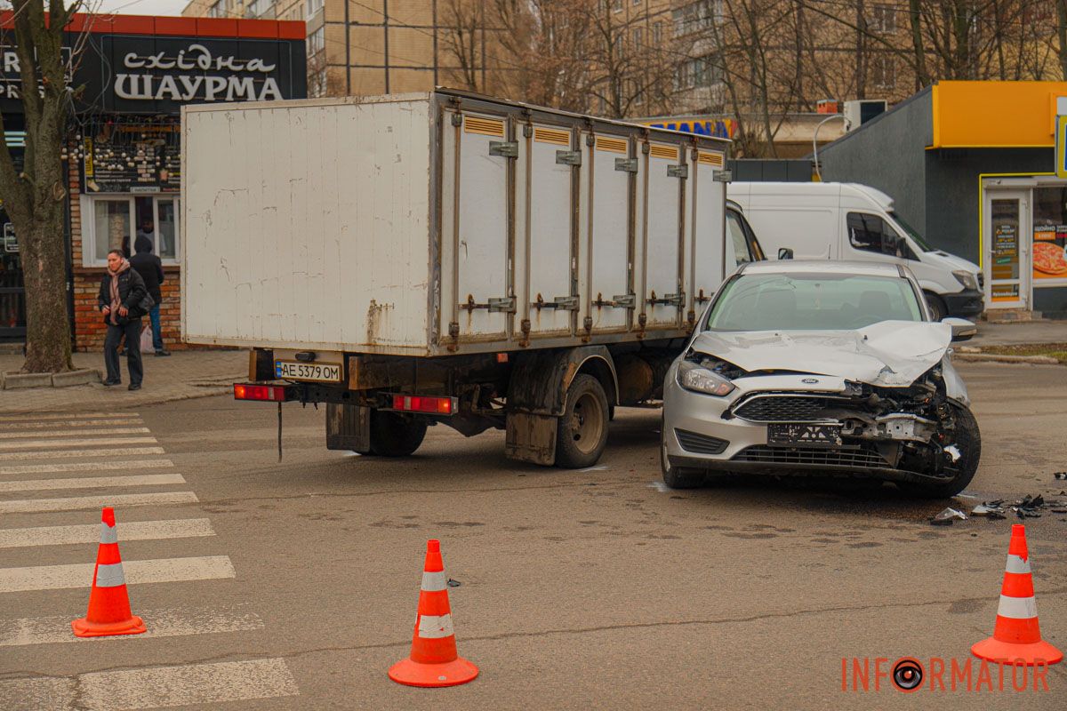  цей момент водій Ford, який їхав у зустрічному напрямку прямо,
