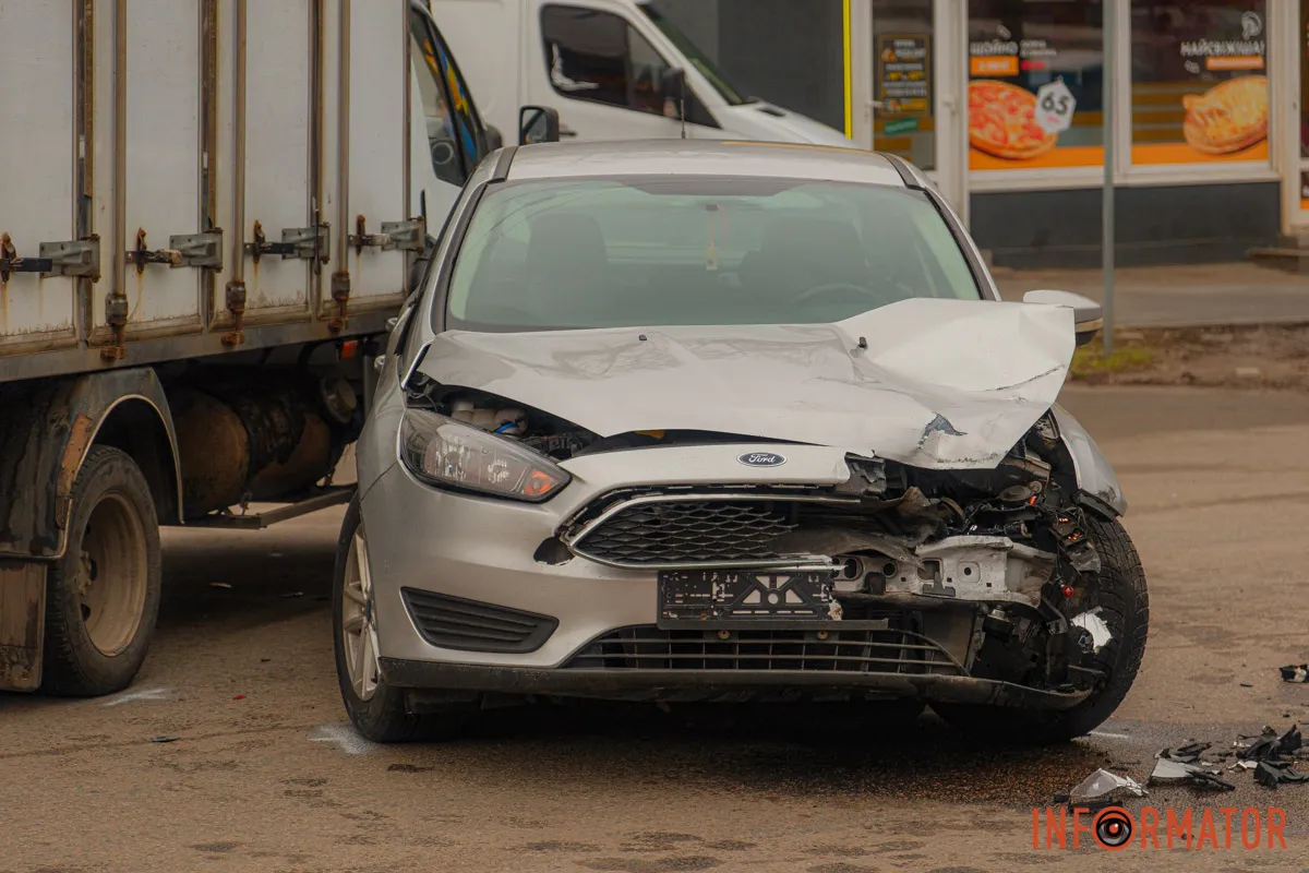 Попередньо, на перехресті вулиці Панікахи та бульвару Платонова зіткнулися автомобіль Ford та дві вантажівки