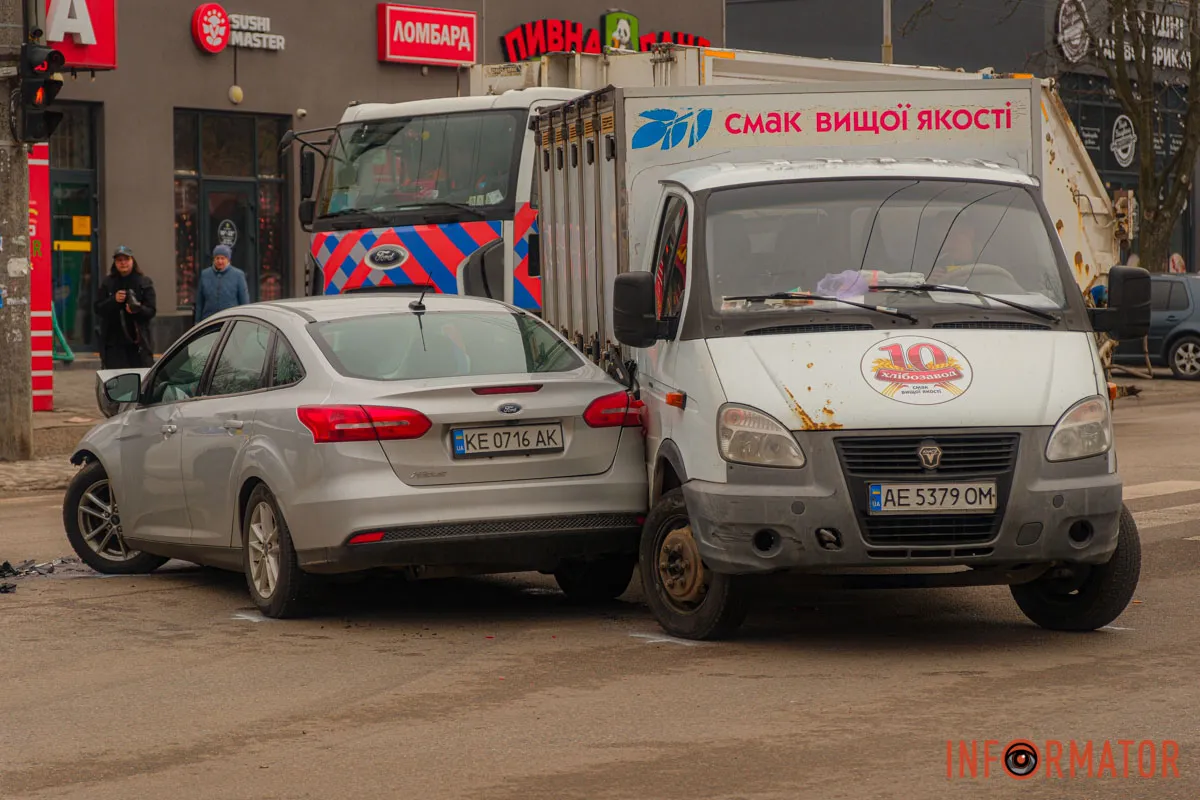 Попередньо, водій вантажного автомобіля рухався вулицею Панікахи та здійснював маневр повороту