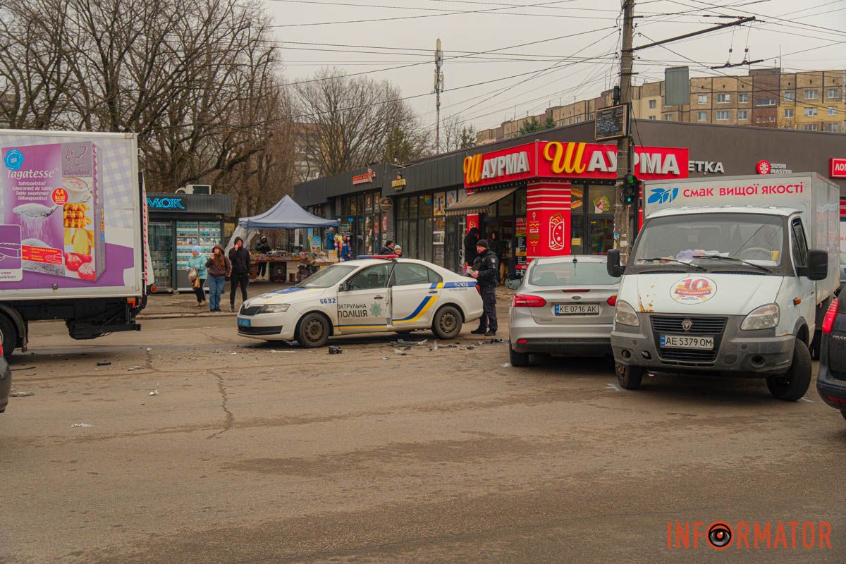 Ford на швидкості врізався у бічну частину вантажівки