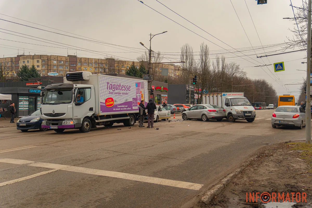 Він повертав ліворуч у бік бульвару Платонова