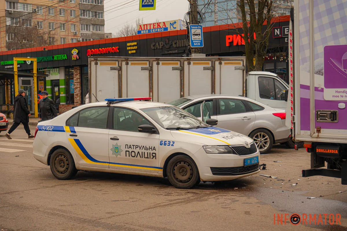 Дорогою розлетілися уламки