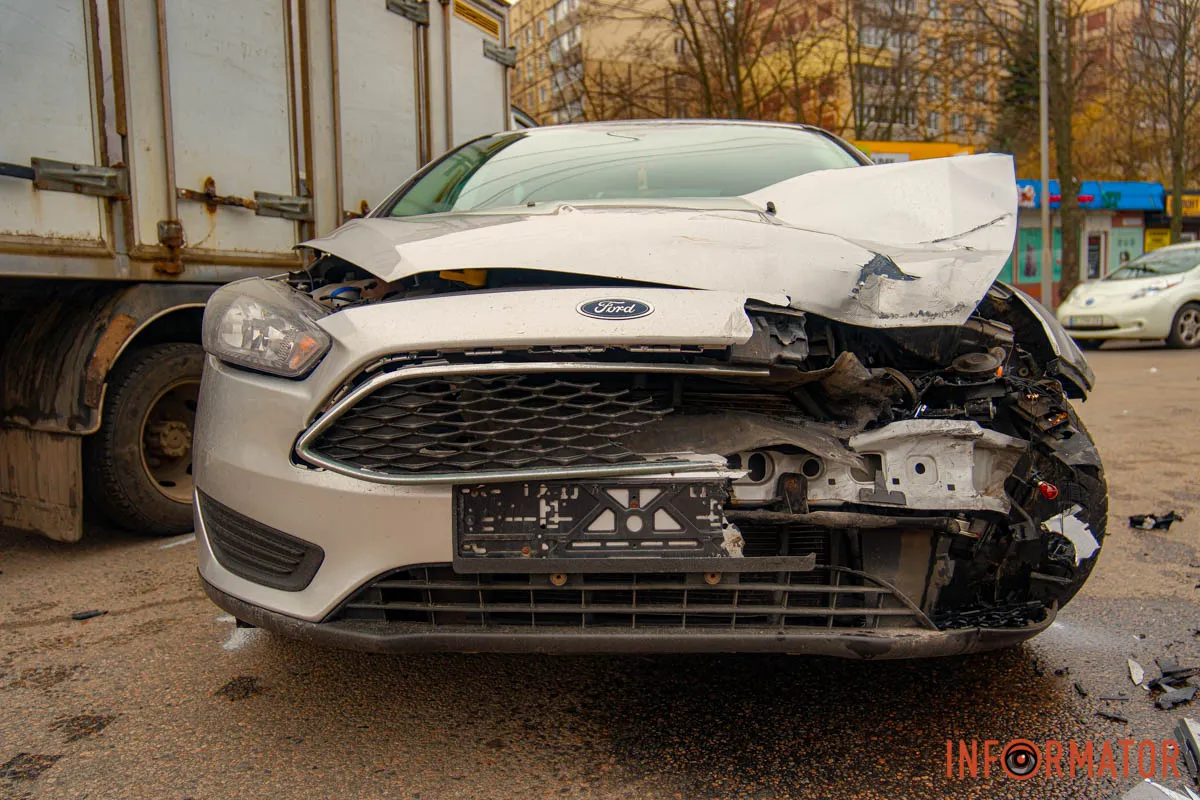 Від удару передня частина легковика отримала суттєві пошкодження
