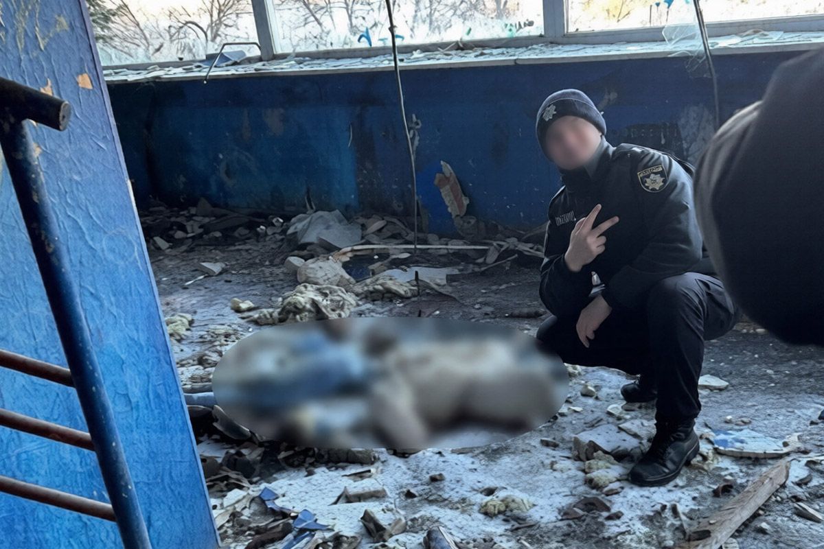 Один из курсантов решил сфотографироваться рядом с телом Анастасии