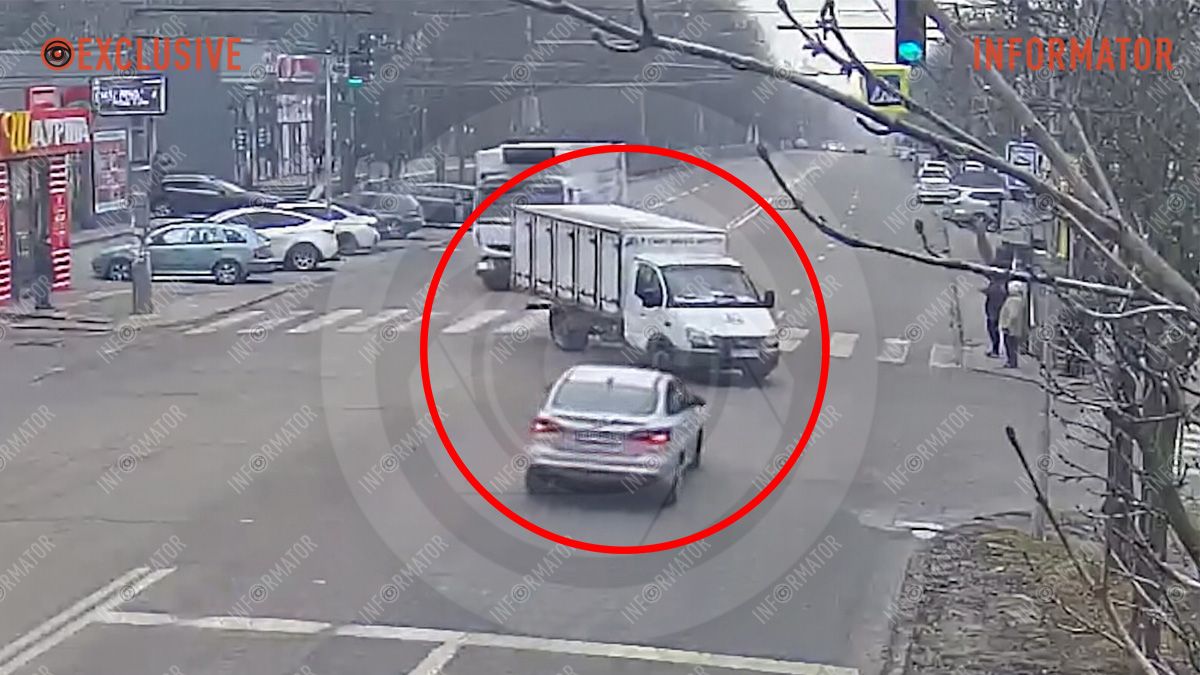 У Дніпрі на Панікахи зіткнулися Ford, “ГАЗель” та вантажівка Renault: відео моменту