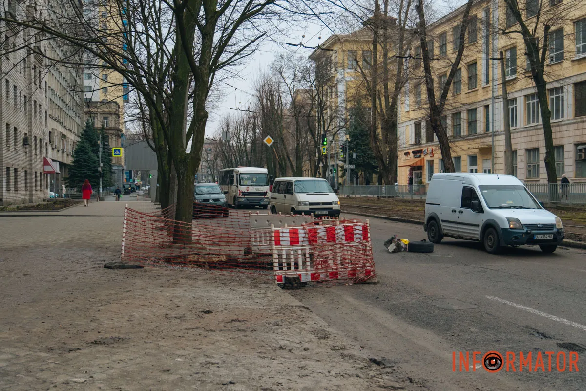Тут встановили сигнальні бар’єри та дорожній знак