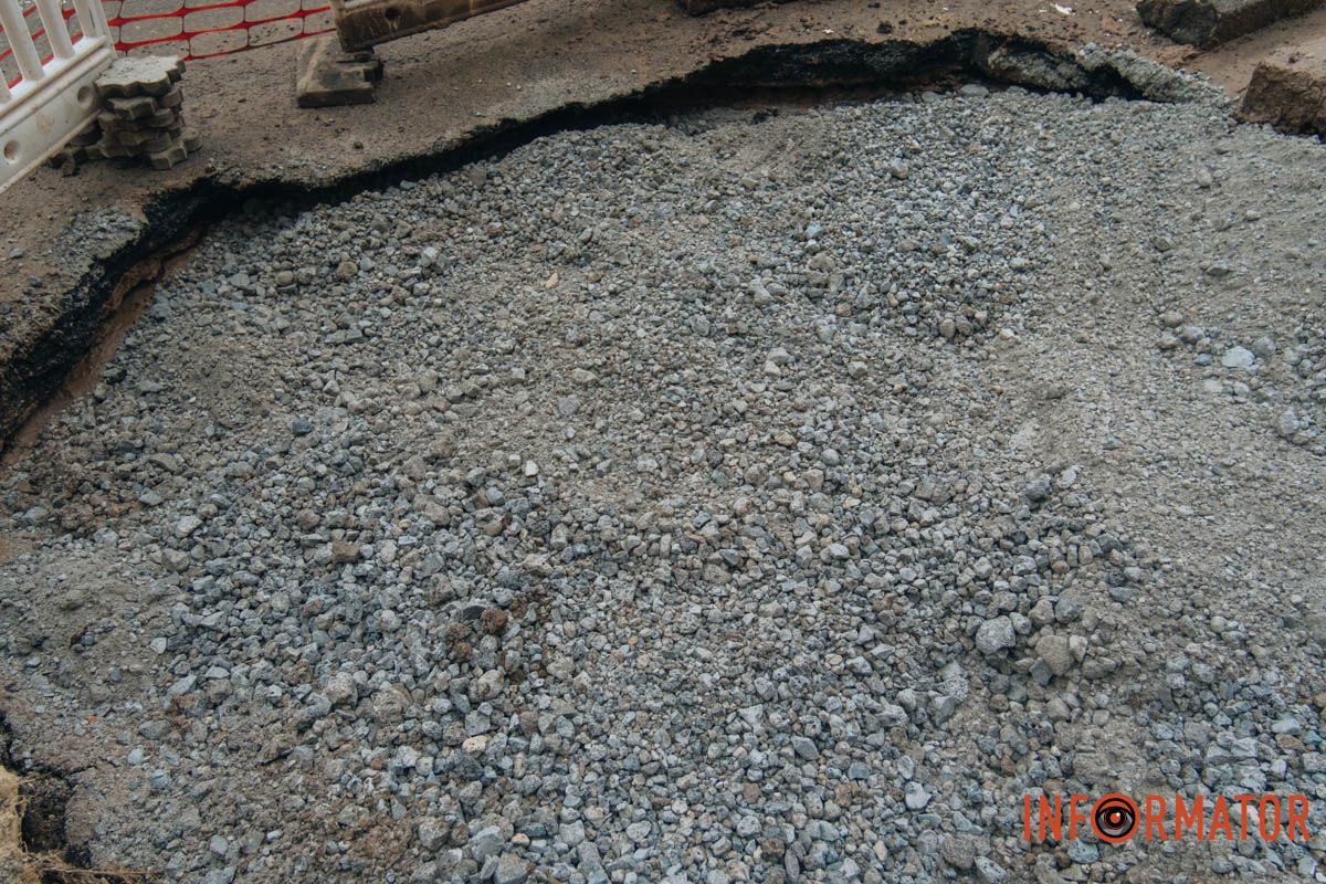 Яма просто на дорозі