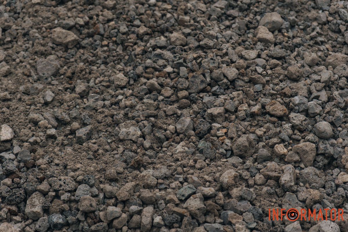 Яма становить ризик для транспорту