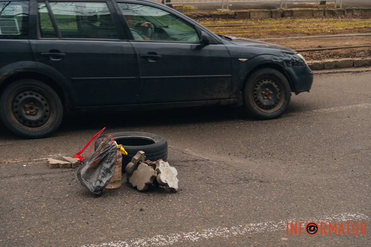 Автівки обережно долають ділянку