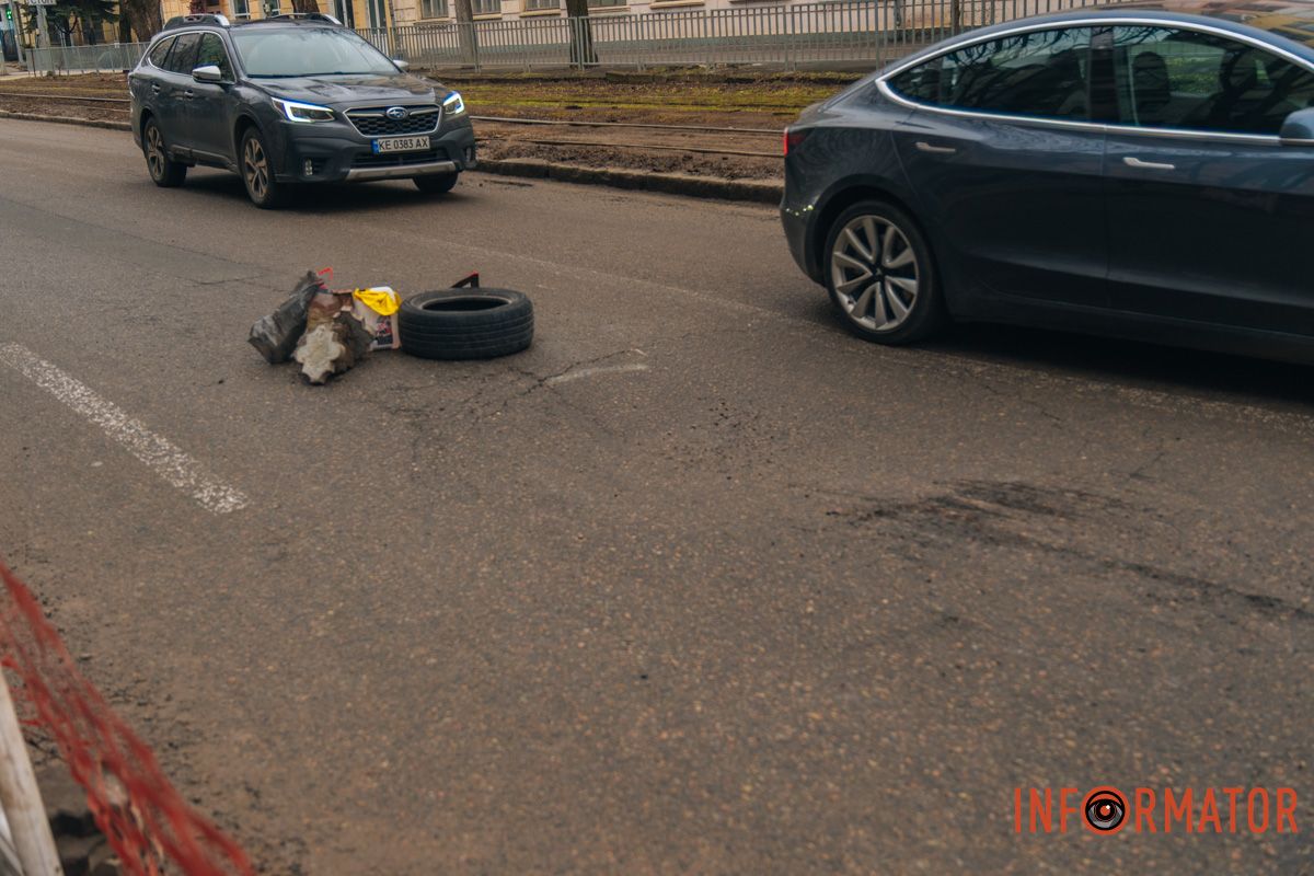 Водії змушені об’їжджати перешкоду