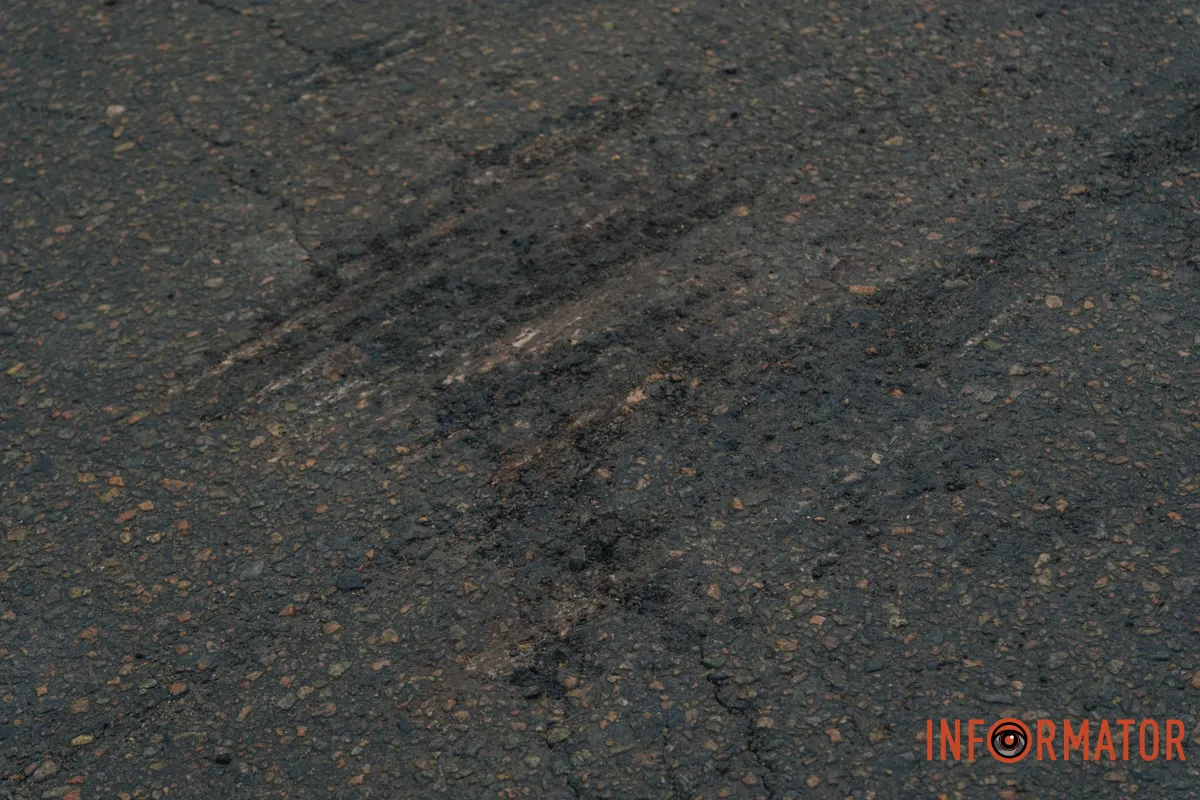Асфальт у місті псується після зими