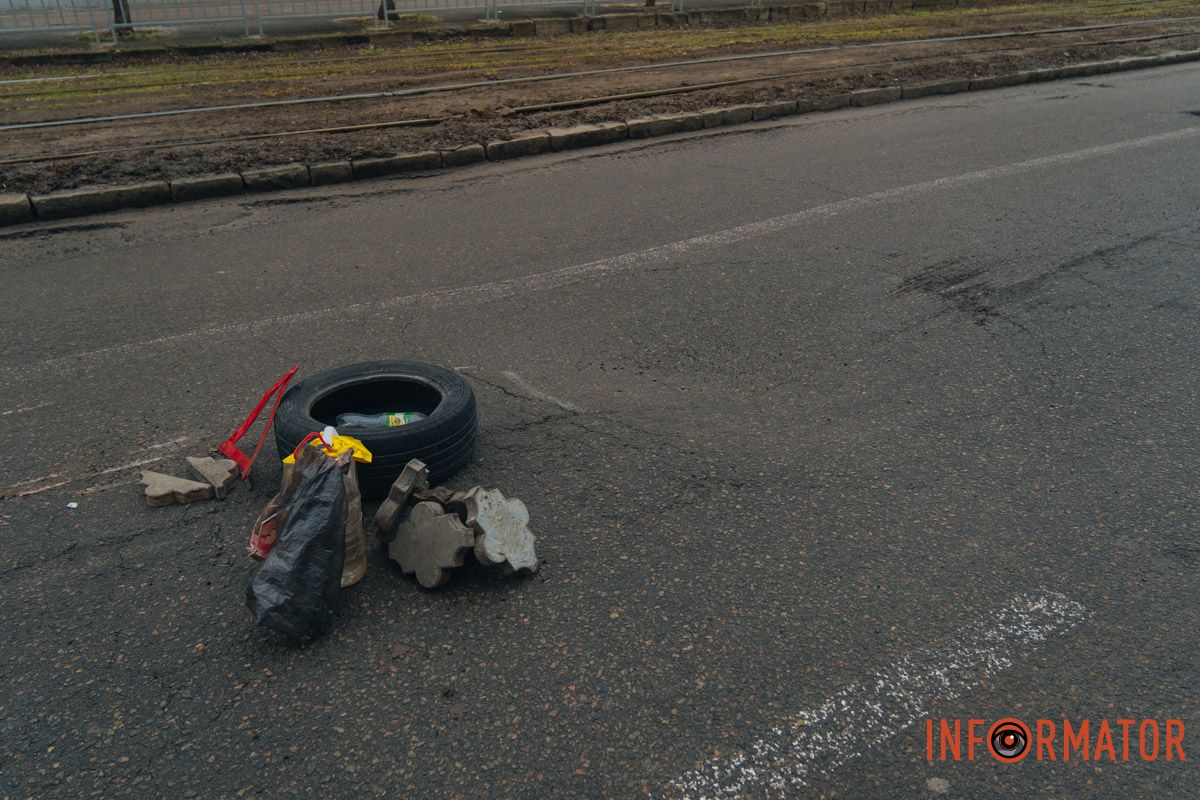 Провалля займає частину дороги