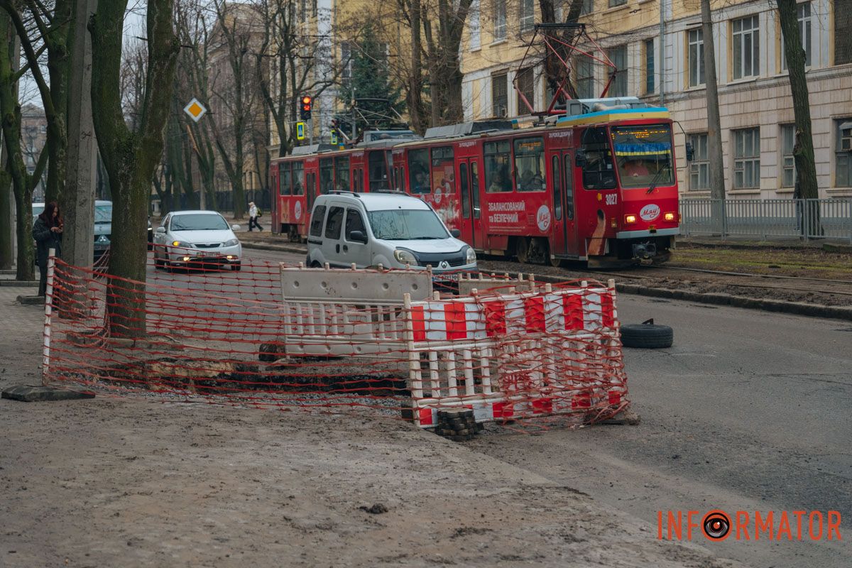 Яма поруч із зоною руху транспорту