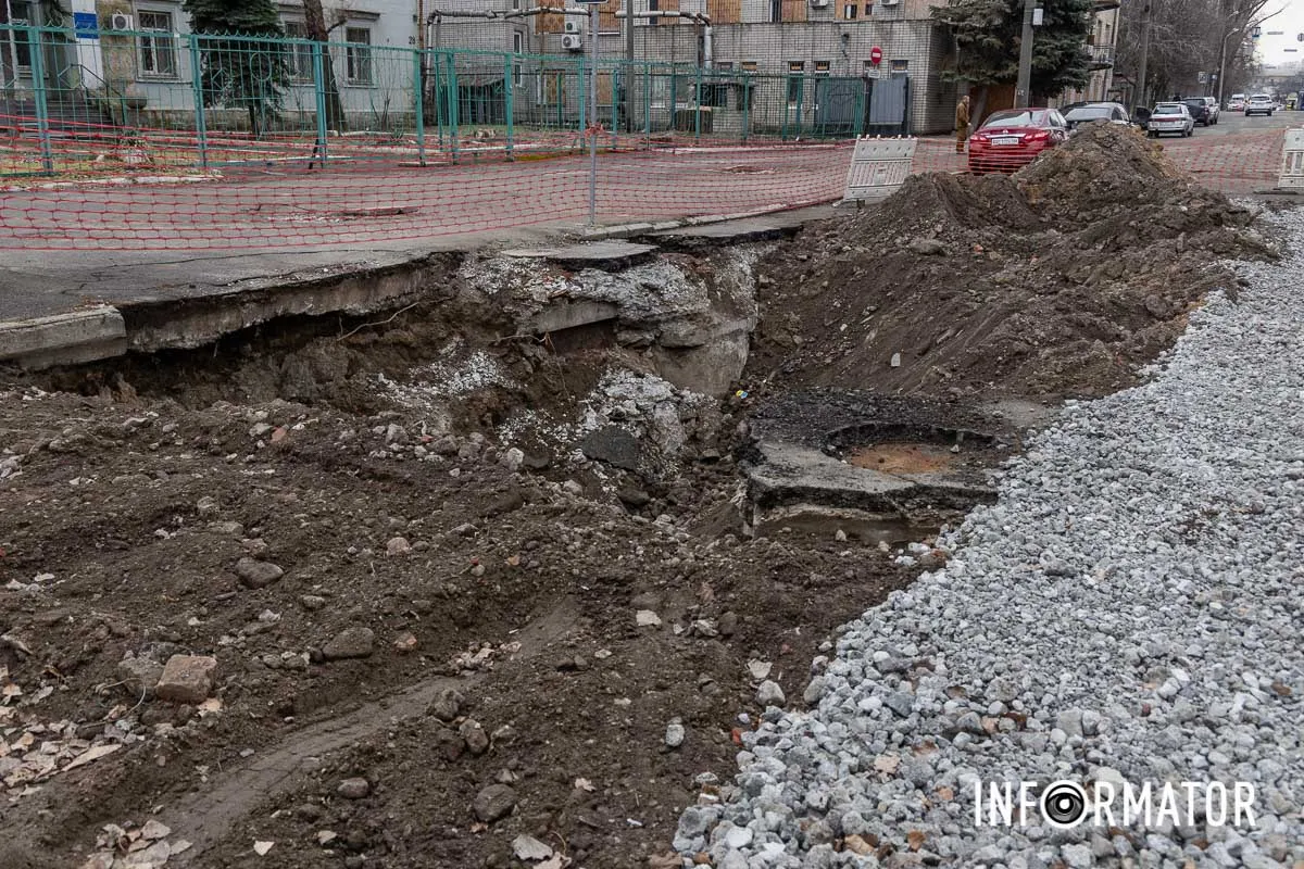  За даними від комунальників, на цій ділянці був пошкоджений магістральний трубопровід