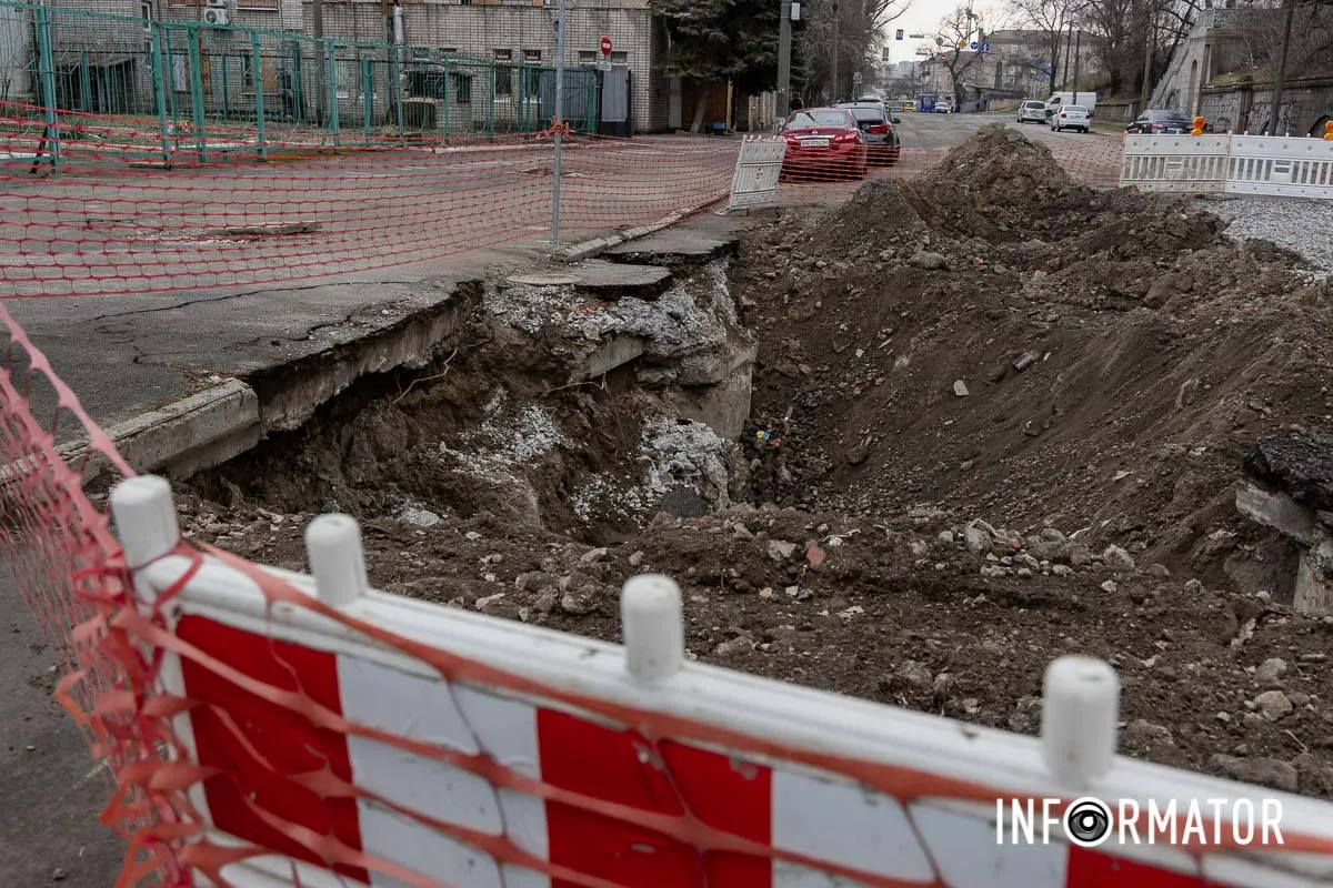 Станом на 19 березня для проїзду на Старомостову площу доступна одна смуга