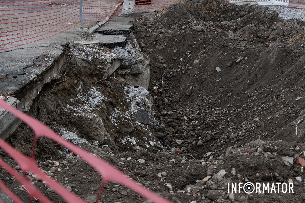 Яму огородили сіткою