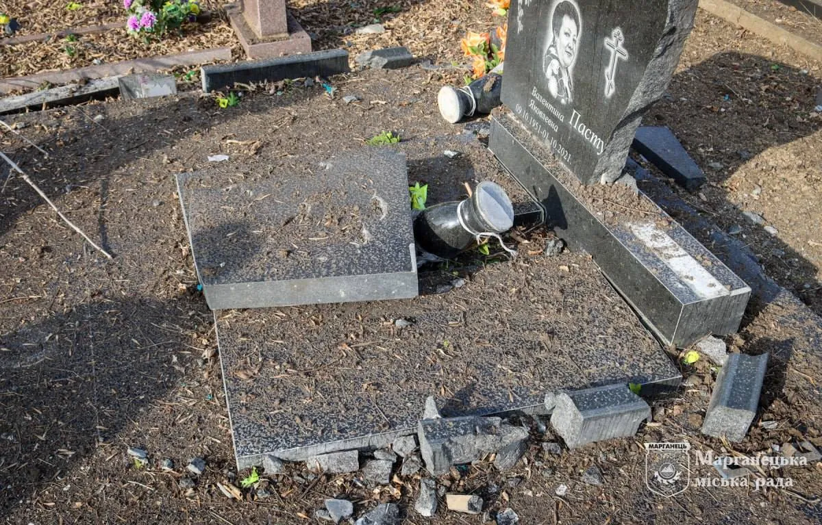 Вражеские снаряды попали в городское кладбище