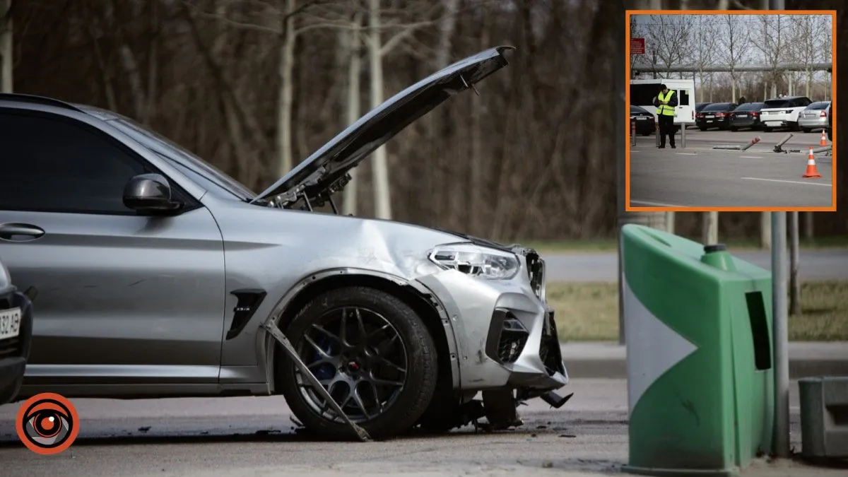 У Дніпрі на Набережній Перемоги зіткнулись Mitsubishi та BMW: остання знесла дорожні стовпчики