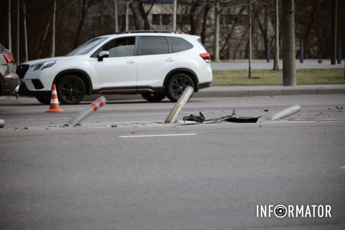 У Дніпрі на Набережній Перемоги зіткнулись Mitsubishi та BMW: остання знесла дорожні стовпчики 1