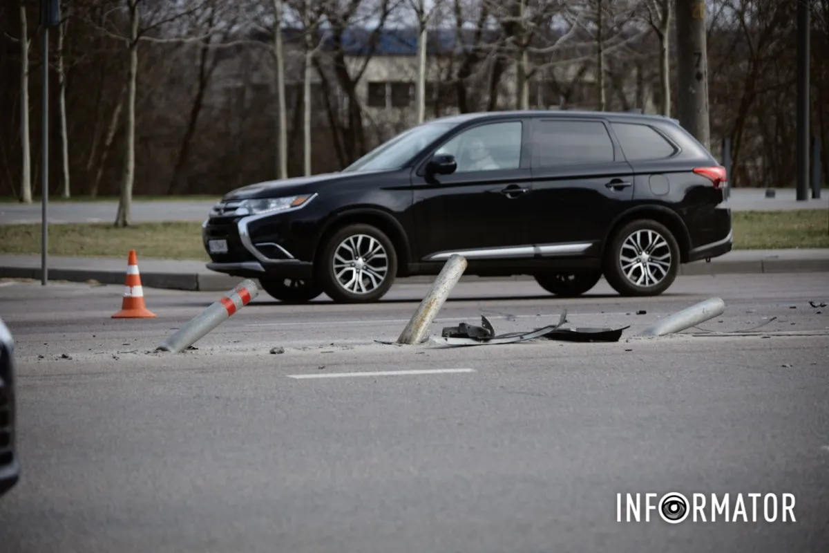 У Дніпрі на Набережній Перемоги зіткнулись Mitsubishi та BMW: остання знесла дорожні стовпчики 2