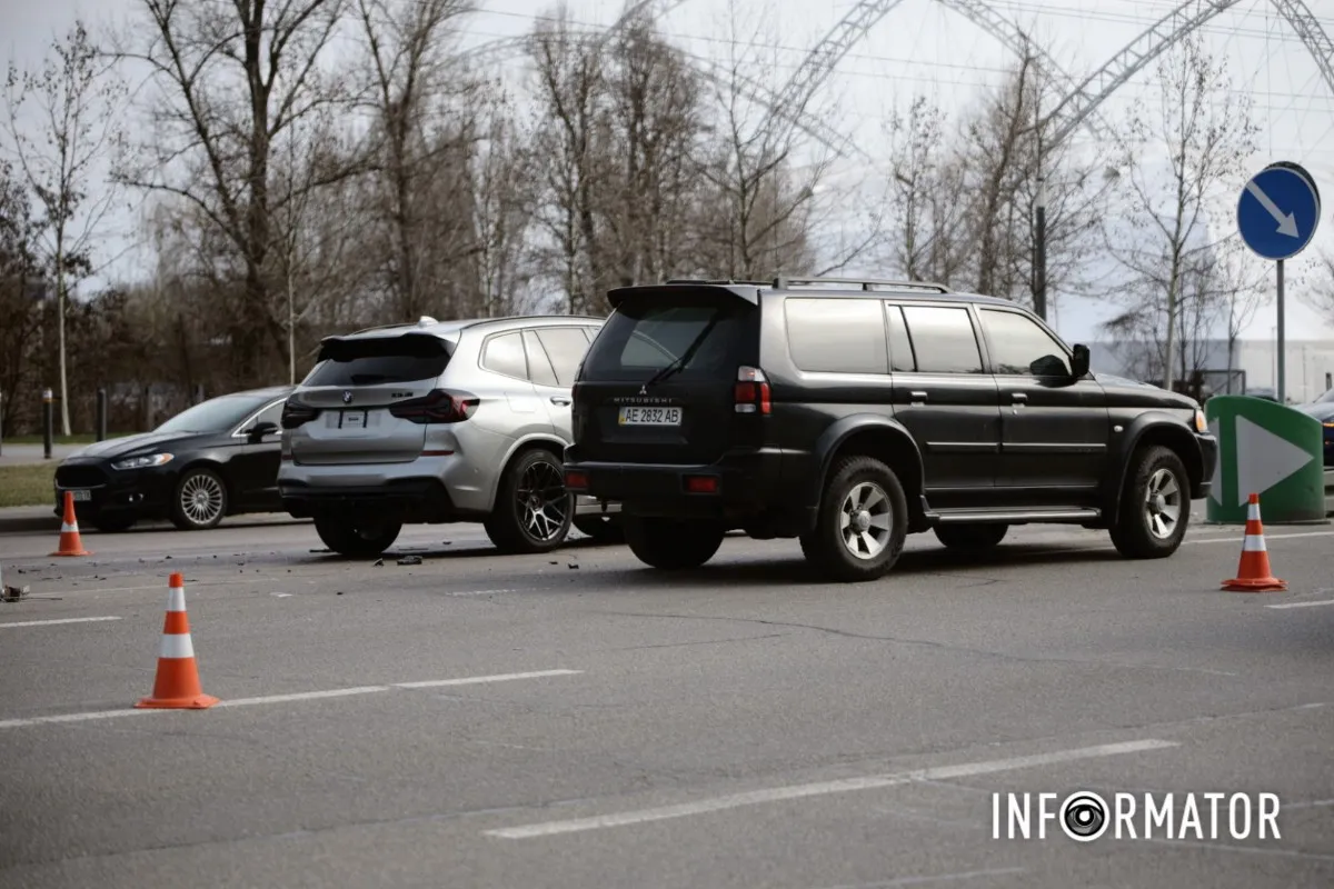 У Дніпрі на Набережній Перемоги зіткнулись Mitsubishi та BMW: остання знесла дорожні стовпчики 3