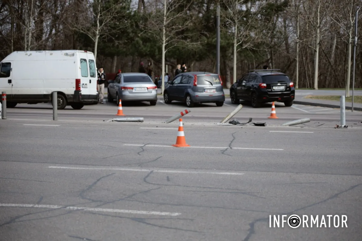 У Дніпрі на Набережній Перемоги зіткнулись Mitsubishi та BMW: остання знесла дорожні стовпчики 4