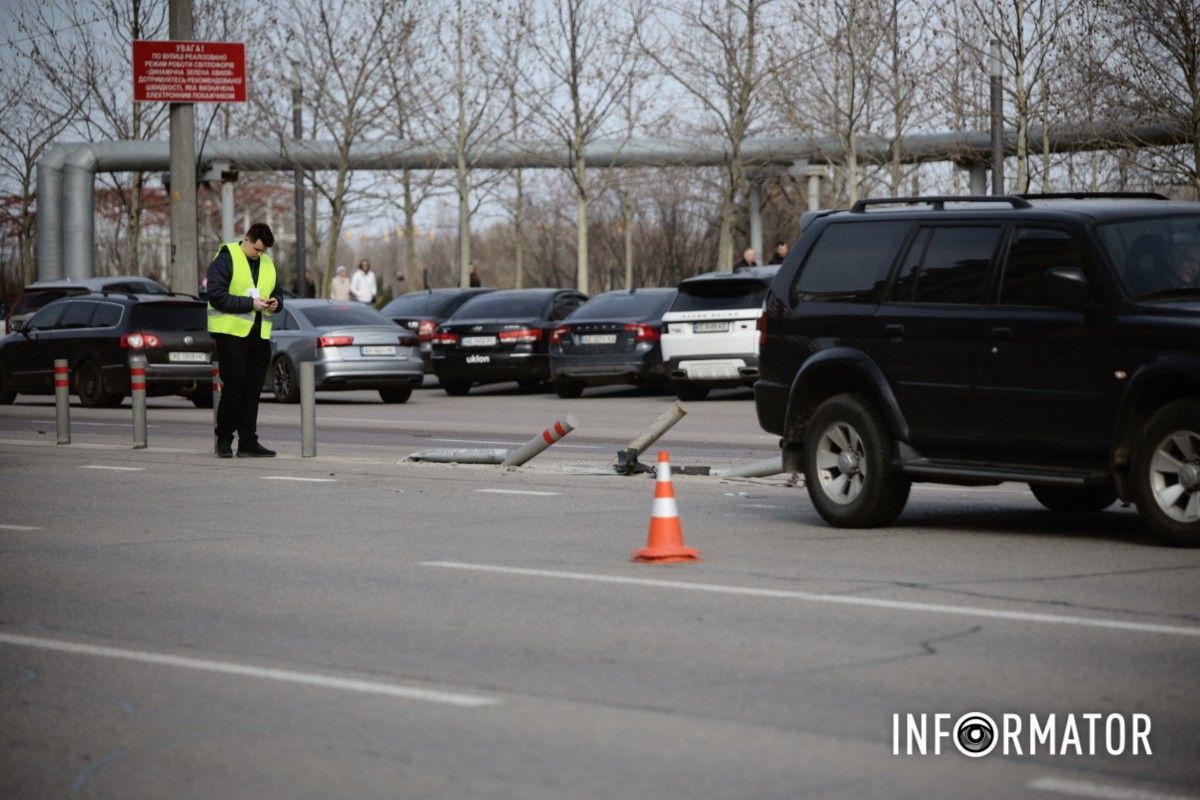 У Дніпрі на Набережній Перемоги зіткнулись Mitsubishi та BMW: остання знесла дорожні стовпчики 10