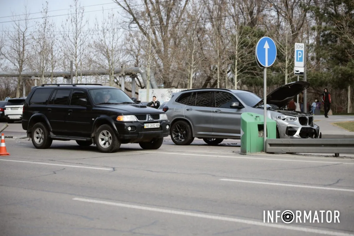 У Дніпрі на Набережній Перемоги зіткнулись Mitsubishi та BMW: остання знесла дорожні стовпчики 8