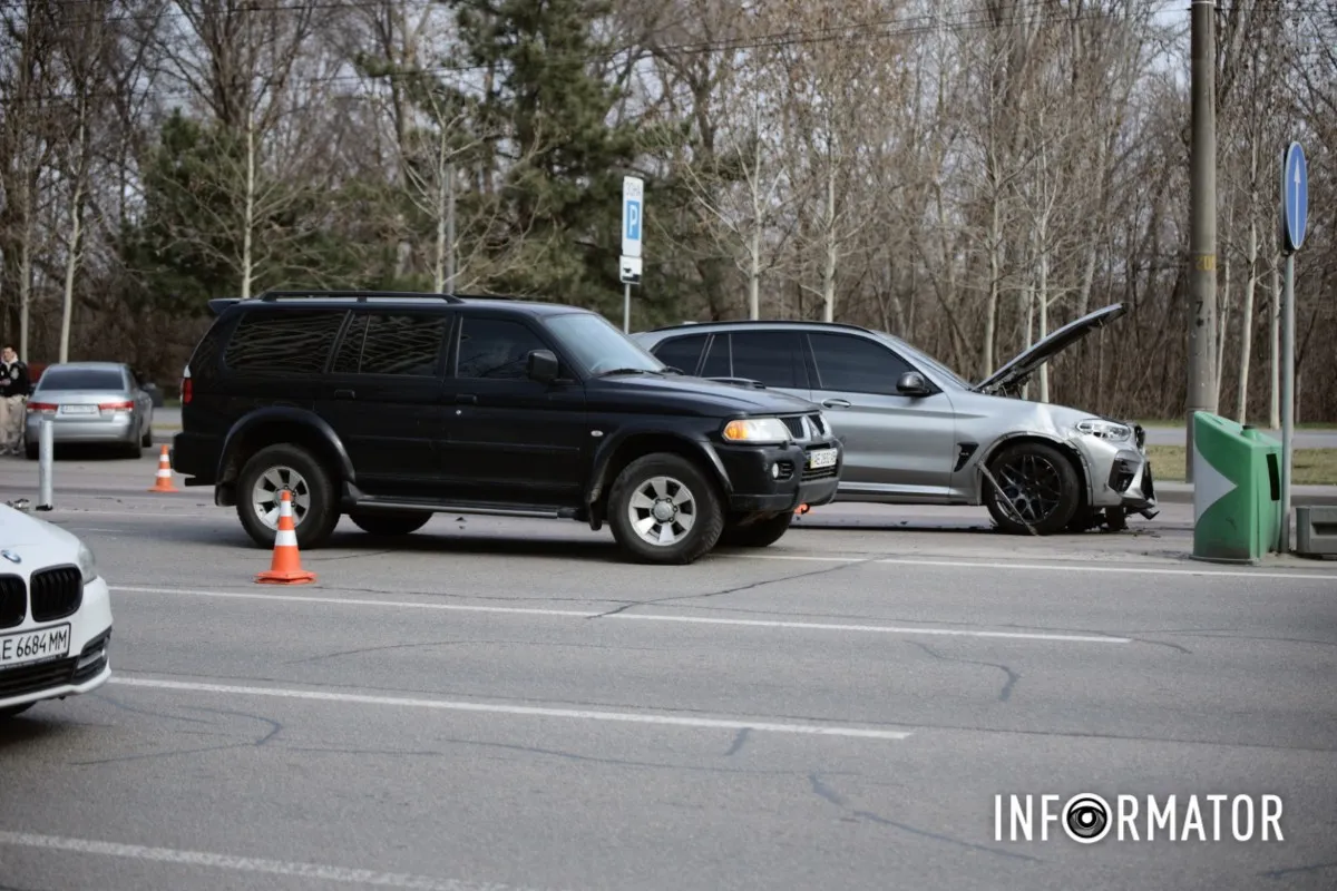 У Дніпрі на Набережній Перемоги зіткнулись Mitsubishi та BMW: остання знесла дорожні стовпчики 7