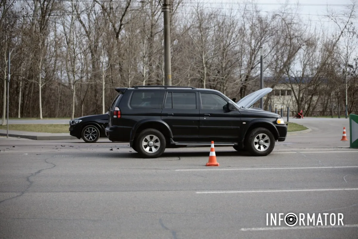 У Дніпрі на Набережній Перемоги зіткнулись Mitsubishi та BMW: остання знесла дорожні стовпчики 6