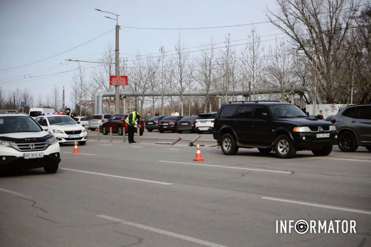 У Дніпрі на Набережній Перемоги зіткнулись Mitsubishi та BMW: остання знесла дорожні стовпчики 5