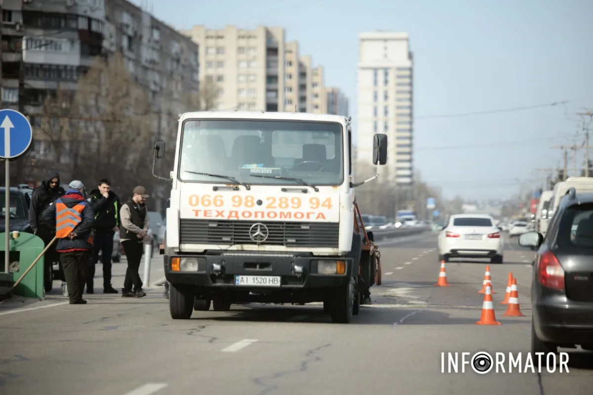 У Дніпрі на Набережній Перемоги зіткнулись Mitsubishi та BMW: остання знесла дорожні стовпчики 9