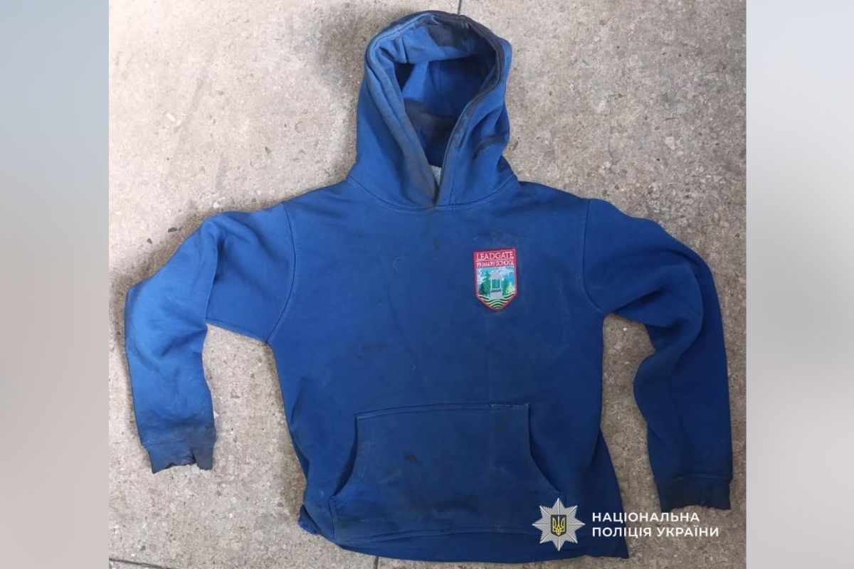 Синя кофта с капюшоном Потрібна допомога: поліція намагається встановити особу загиблої у ДТП у Дніпропетровській області 5