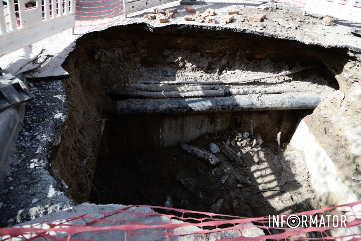 У Дніпрі на Перемозі місце “кратера”, в який провалився сміттєвоз комунальників, огородили парканом 5