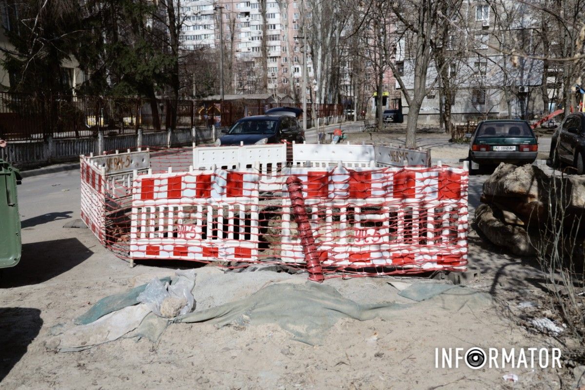 У Дніпрі на Перемозі місце “кратера”, в який провалився сміттєвоз комунальників, огородили парканом 3