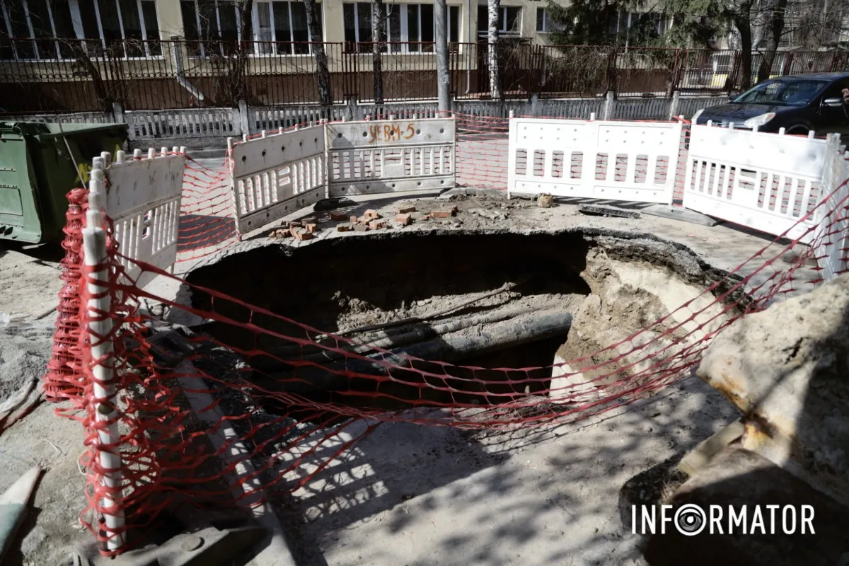 У Дніпрі на Перемозі місце “кратера”, в який провалився сміттєвоз комунальників, огородили парканом 1