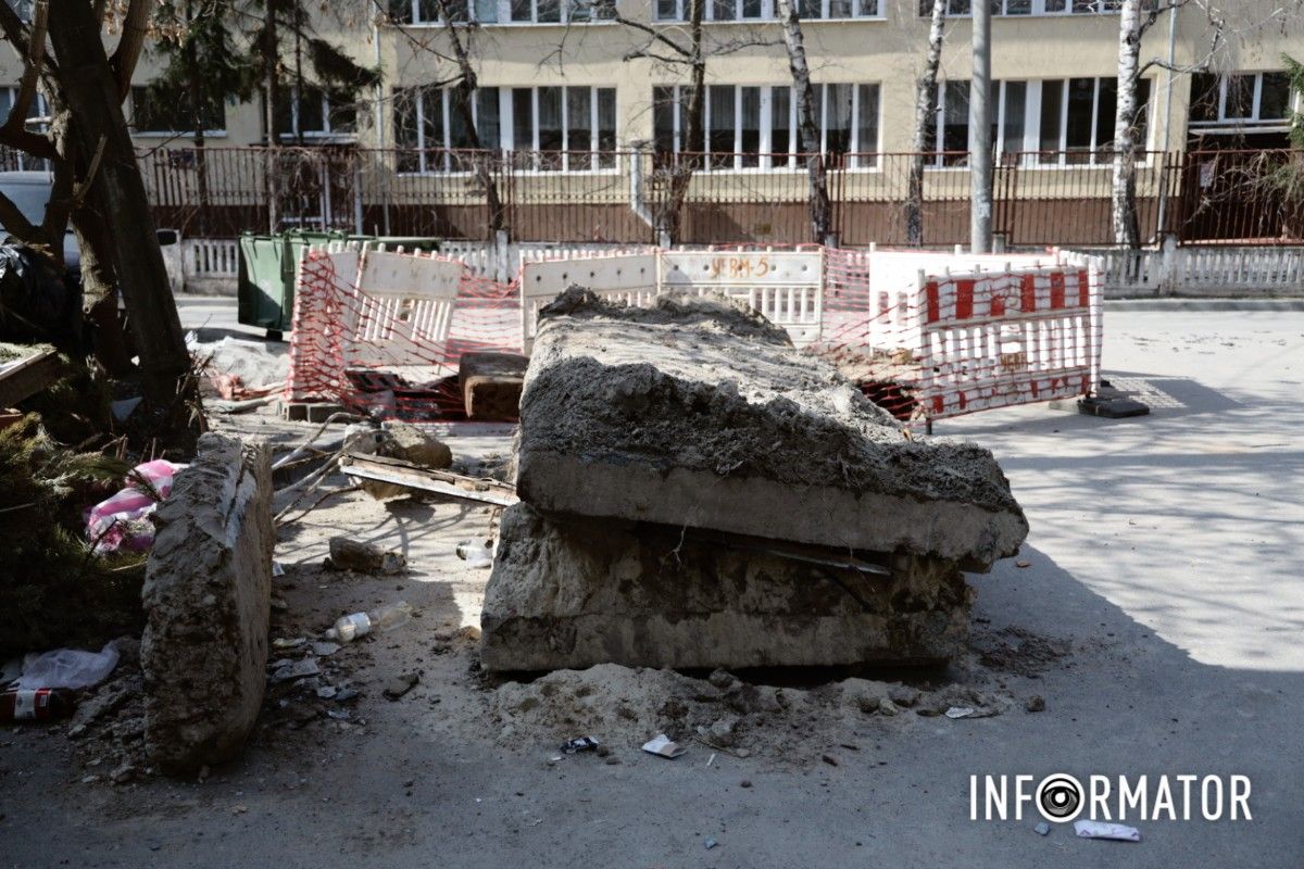 У Дніпрі на Перемозі місце “кратера”, в який провалився сміттєвоз комунальників, огородили парканом 4