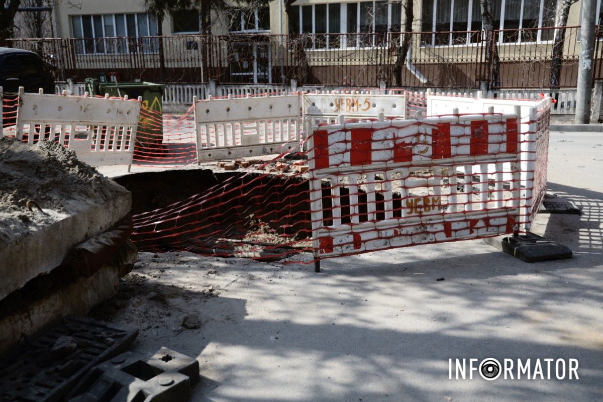 У Дніпрі на Перемозі місце “кратера”, в який провалився сміттєвоз комунальників, огородили парканом 7