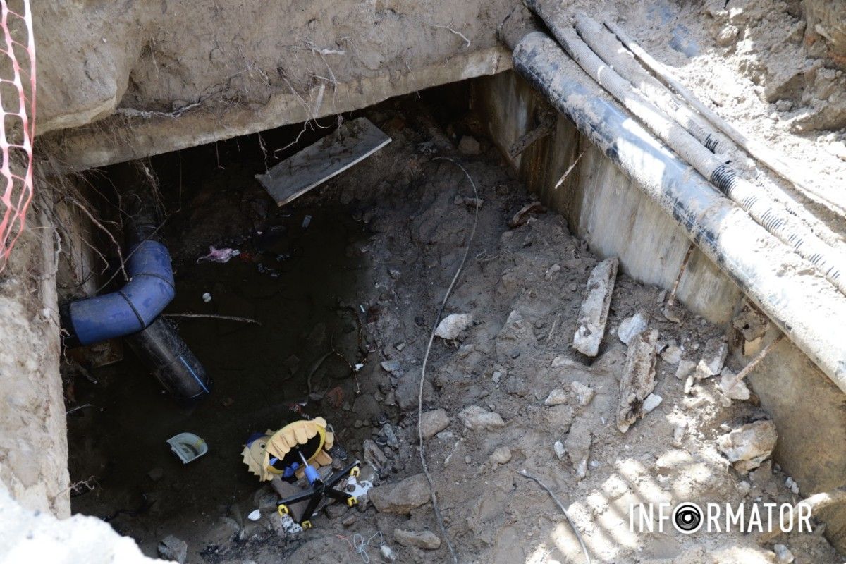 У Дніпрі на Перемозі місце “кратера”, в який провалився сміттєвоз комунальників, огородили парканом 9