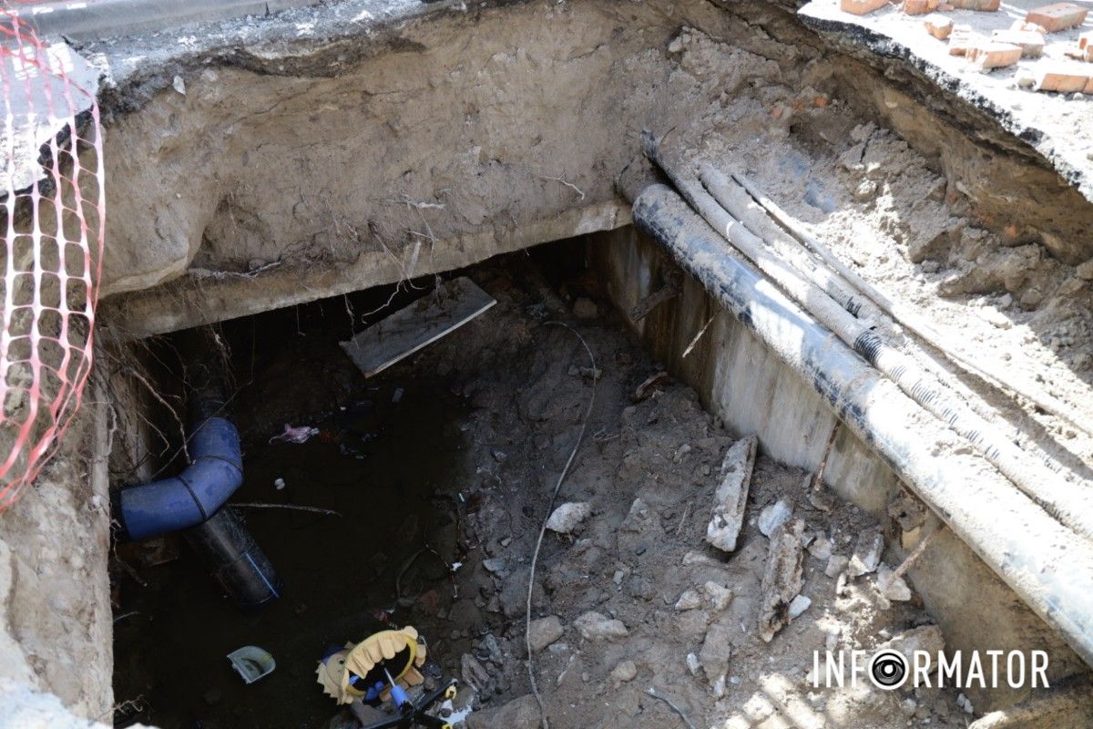 У Дніпрі на Перемозі місце “кратера”, в який провалився сміттєвоз комунальників, огородили парканом 6