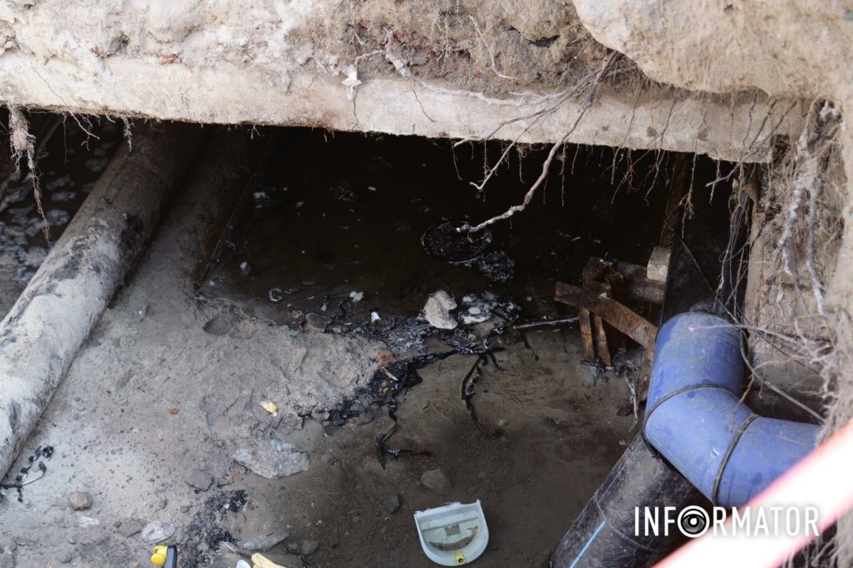 У Дніпрі на Перемозі місце “кратера”, в який провалився сміттєвоз комунальників, огородили парканом 10