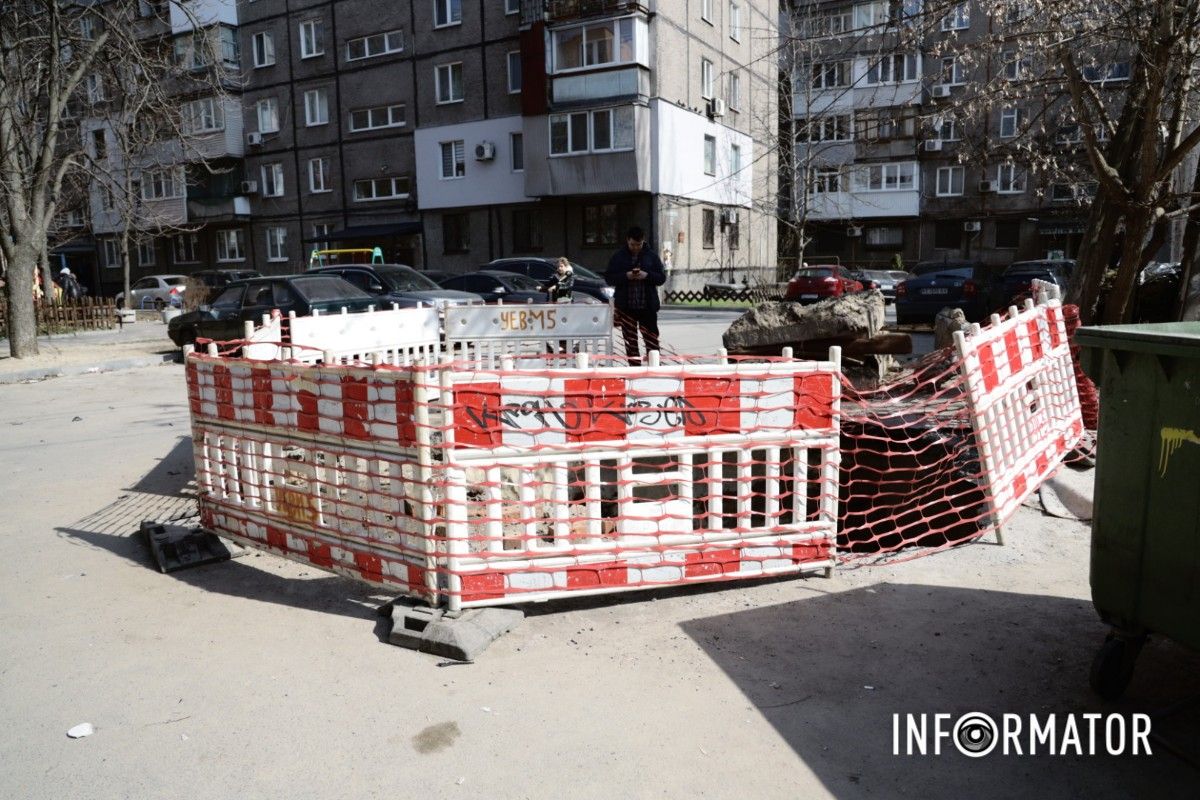У Дніпрі на Перемозі місце “кратера”, в який провалився сміттєвоз комунальників, огородили парканом 8