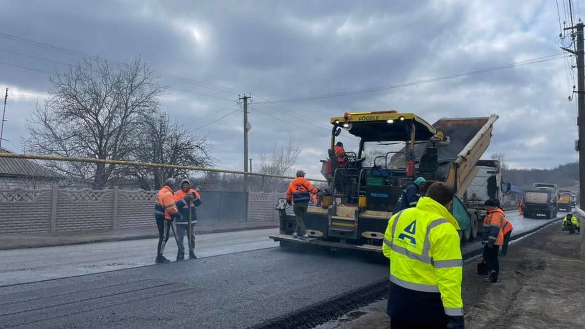 Впродовж минулого тижня над ліквідацією вибоїн та відновленням дорожнього покриття працювали 10 бригад Впродовж минулого тижня над ліквідацією вибоїн та відновленням дорожнього покриття працювали 10 бригад