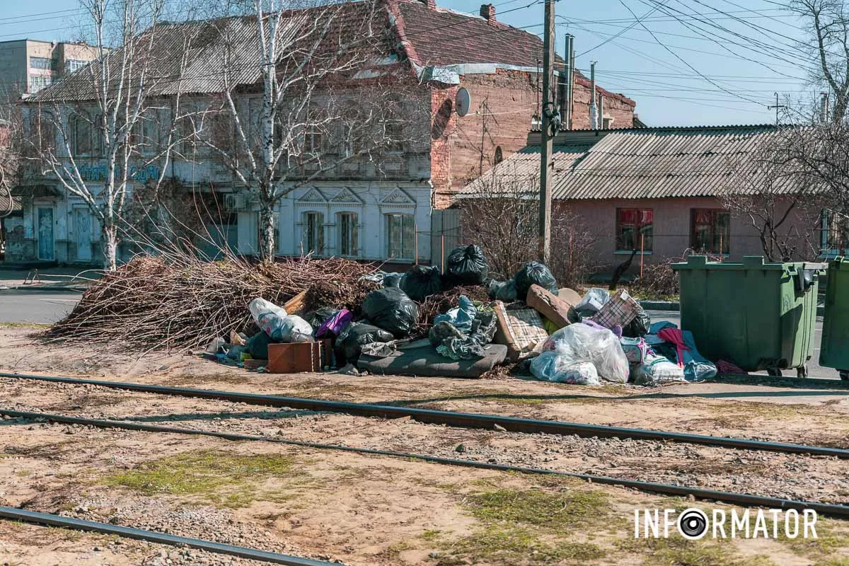 Територія перетворюється на стихійне звалище Територія перетворюється на стихійне звалище