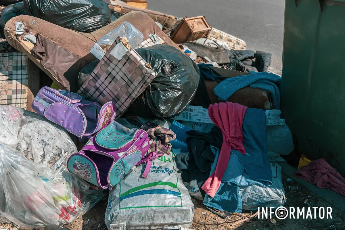 Люди скаржаться, що купи сміття лише зростають Люди скаржаться, що купи сміття лише зростають